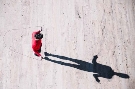 Corde à sauter : un sport complet