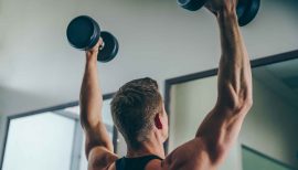 Homme faisant de la musculation