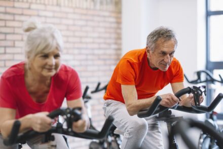 2 seniors sur un vélo indoor