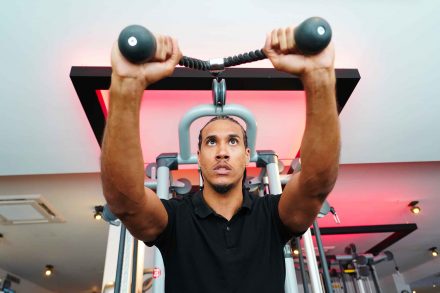 sportif sur machine fitness