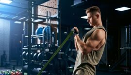 Sportif utilisant des bandes de musculation