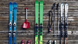 skis de randonnée posés au sol et matériel