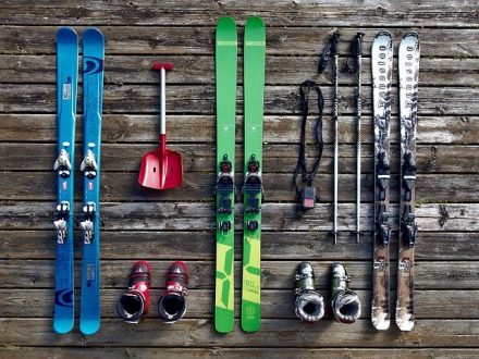 skis de randonnée posés au sol et matériel
