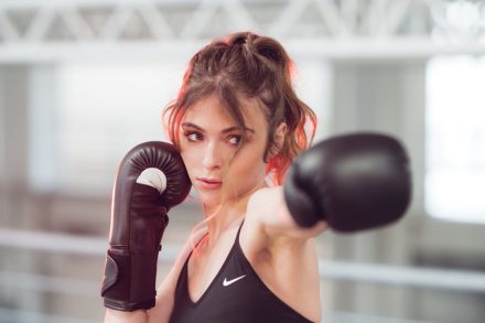 femme qui frappe avec des gants de boxe