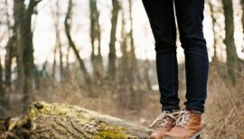 gros plan sur jambes en forêt