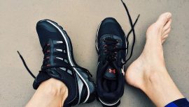 Baskets et pieds nus