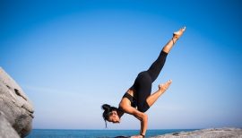 femme en posture d'équilibriste yoga