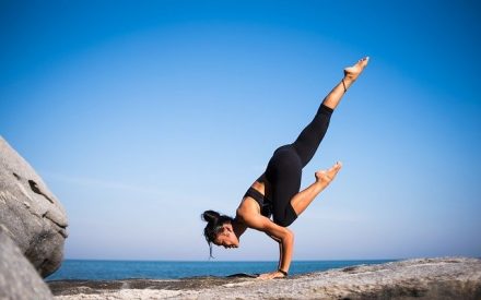 femme en posture d'équilibriste yoga