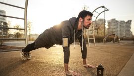 homme en train de s'entraîner au sol
