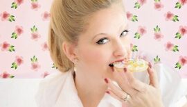 femme en train de grignoter des gâteaux