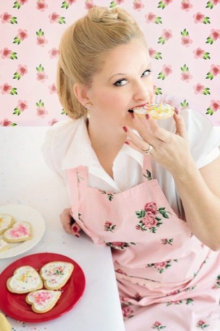femme en train de grignoter des gâteaux