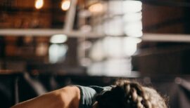 femme en train de faire des pompes