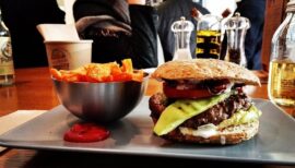 hamburger et frites sur une table