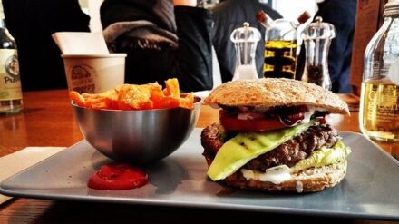 hamburger et frites sur une table