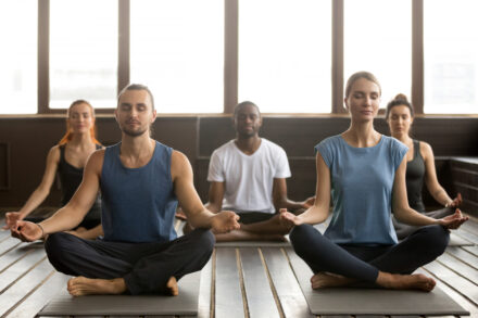 cours collectif de yoga mixte