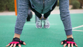 sportive en position de planche avant burpee