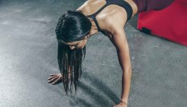 femme en train de faire la planche