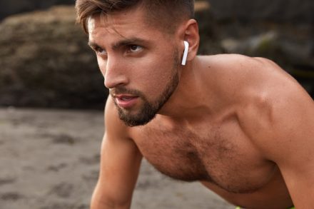 homme en train de faire des pompes en prise de vue serrée