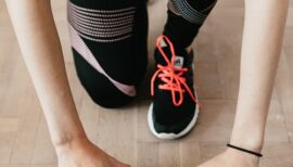 femme en salle de sport avec un tapis de gym