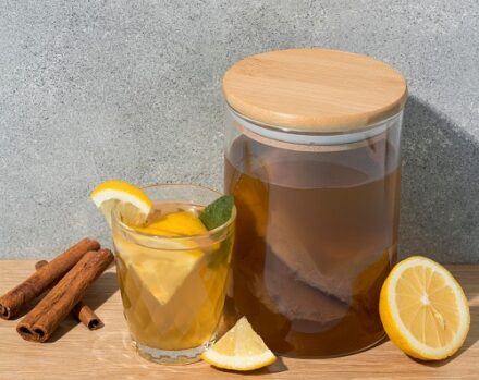 bocal de kombucha et rondelles de citron