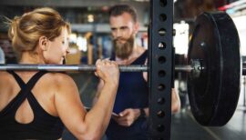 femme en train de se faire coacher en club de sport