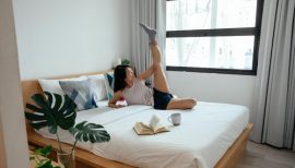 femme sur son lit en train de faire des étirements