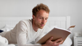 homme en train de lire