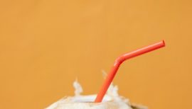 noix de coco fraîche coupée à boire à la paille