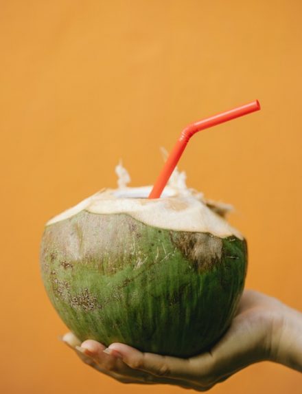 noix de coco fraîche coupée à boire à la paille