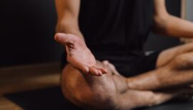 homme en train de faire du yoga