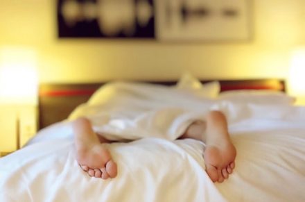pieds d'un dormeur sous la couette