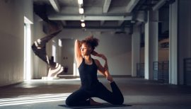 posture de yoga effectuée par une femme