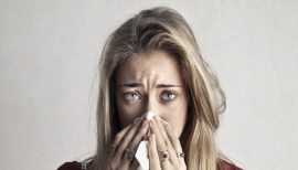 femme enrhumée avec un mouchoir