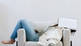 femme fatiguée avachie sur un fauteuil