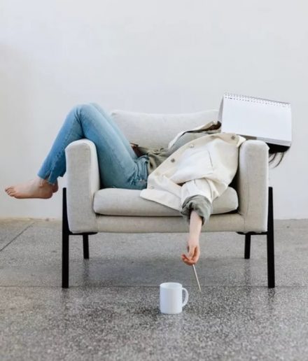 femme fatiguée avachie sur un fauteuil