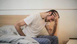 mal au bord du lit main sur la tête