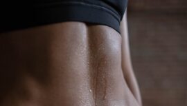 buste d'une fitgirl couvert de sueur