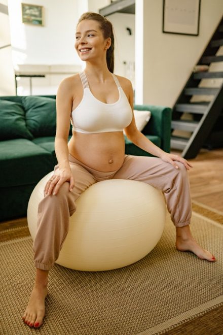 femme enceinte sur un ballon fitness