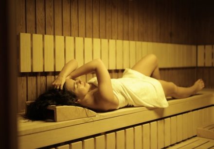 femme allongée dans un sauna