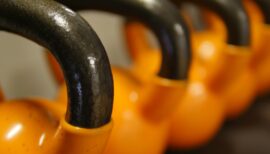 kettlebells orange pris en gros plan
