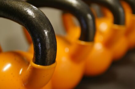 kettlebells orange pris en gros plan