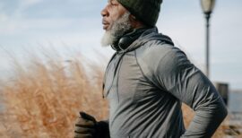 homme de profil qui fait un footing