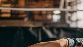 femme en train de faire une pompe