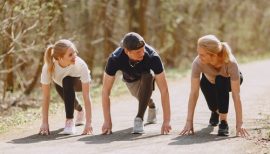 3 sportifs en plein air et prêts à courir