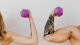 bras de femme et d'homme tenant une haltère