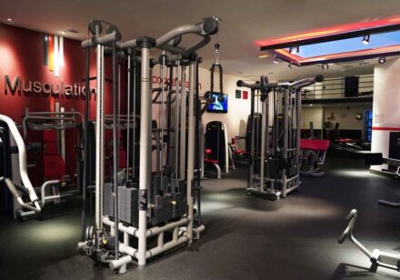 salle de sport et machines