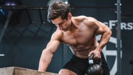 homme musclé en train de s'entraîner