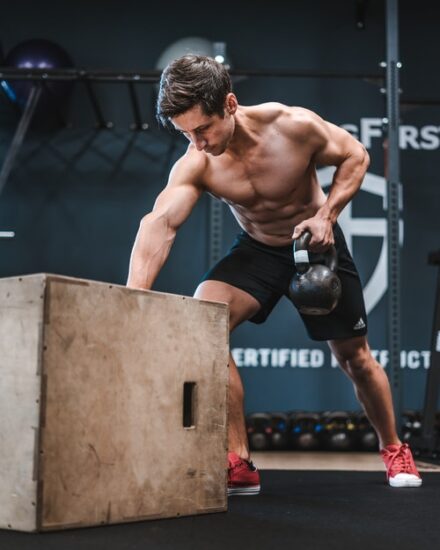 homme musclé en train de s'entraîner