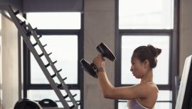 femme sur appareil de musculation