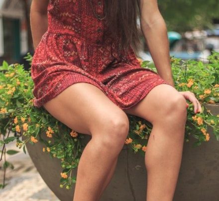 jambes de femme assise sur une pierre